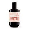 donkere bolle fles met wit etiket. Hiero staat Pizzicotto en de rest an de tekst in het roze.