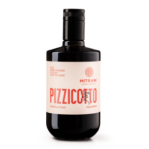 donkere bolle fles met wit etiket. Hiero staat Pizzicotto en de rest an de tekst in het roze.